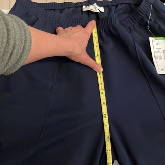 C. D. DANIELS NAVY PULL ON CAPRIS PANTS.  NEW WITH TAGS.   STRETCH - Picture 4 of 8